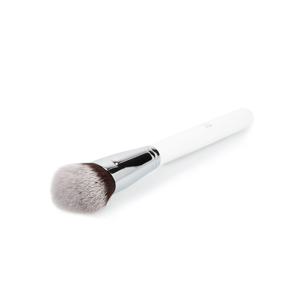 Ilū Make Up Angled Foundation Brush 109 - pennello angolato per fondotinta
